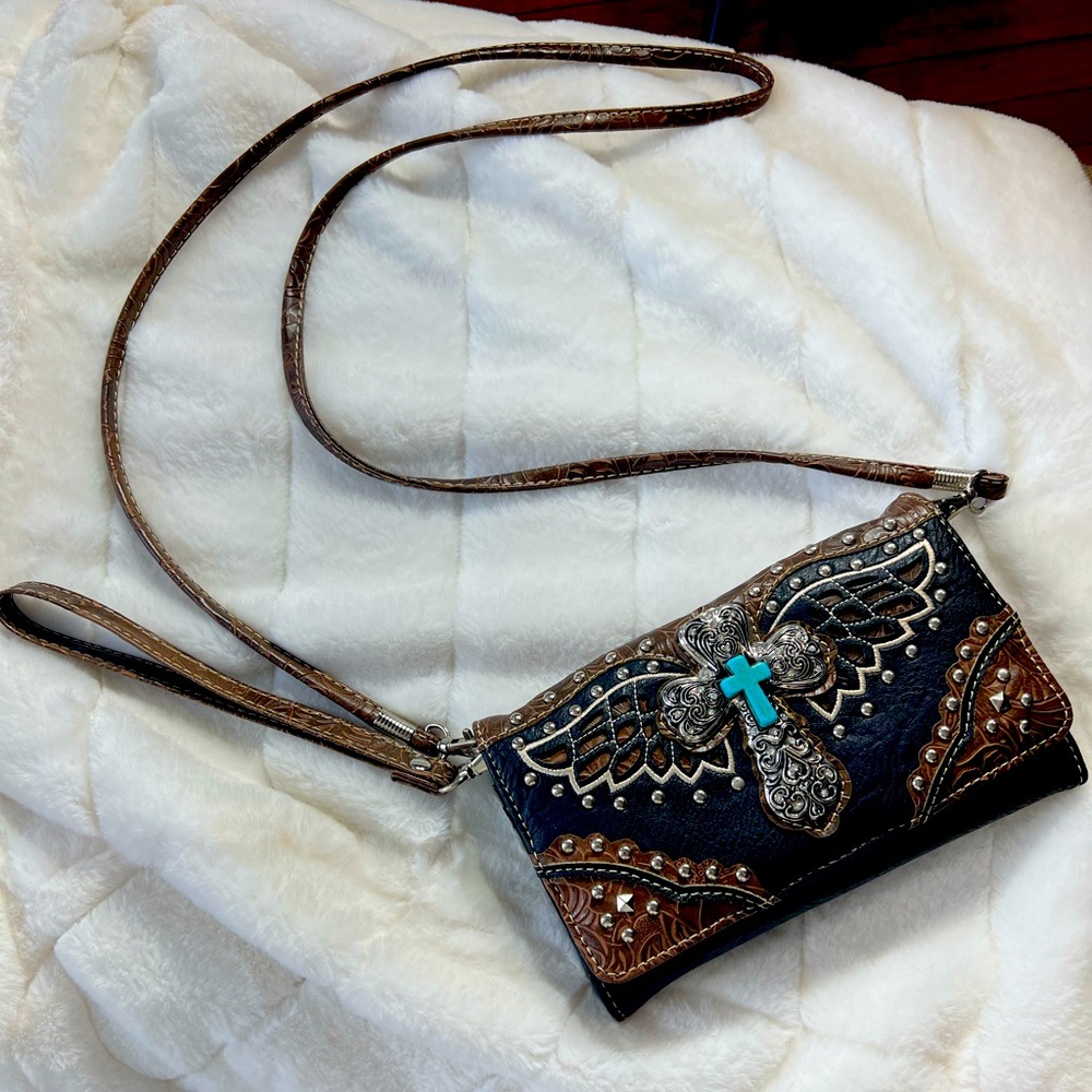 Crossover/wrist purse. Used sparingly..no damage Great condition